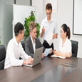 Imamo močno ekipo za raziskave in razvoj ter lahko razvijamo in proizvajamo izdelke v skladu z